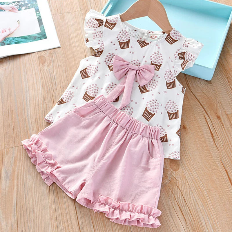 Conjunto Infantil Menina - Blusa com Laço e Shorts - 2 Peças é a escolha perfeita para sua pequena. Com uma blusa adornada com um lindo laço e um shorts confortável, sua filha estará estilosa e pronta para qualquer ocasião. Garanta já esse conjunto encantador!