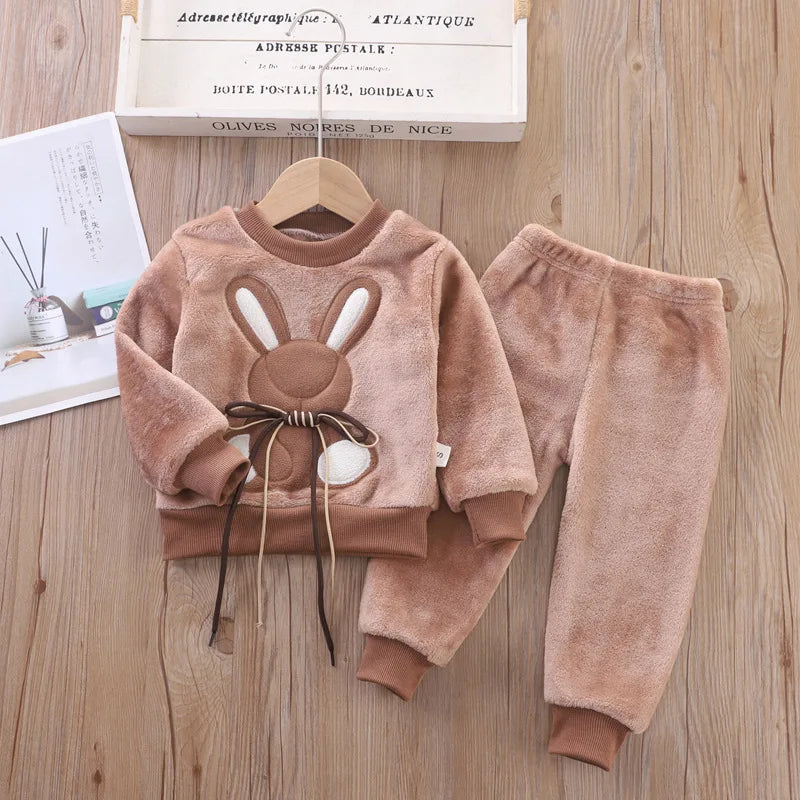 Vista seu pequeno com conforto e estilo com o Conjunto 2 Peças Quentinho com Estampa de Coelho. A blusa e calça combinam perfeitamente para manter seu filho quentinho e charmoso, enquanto a estampa de coelho traz diversão e fofura para o visual. Perfeito para os dias frios!