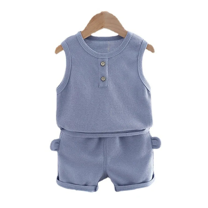 Conjunto Infantil Verão - Regata e Shorts Casuais (2 Peças), aproveite o verão com estilo e conforto! Esse conjunto é composto por uma regata e shorts casuais, é perfeito para as aventuras do seu pequeno. Tecidos leves e frescos garantem uma sensação de frescor em dias quentes, enquanto o design moderno e versátil garante um visual descolado para seu filho aproveitar cada momento com alegria e liberdade.