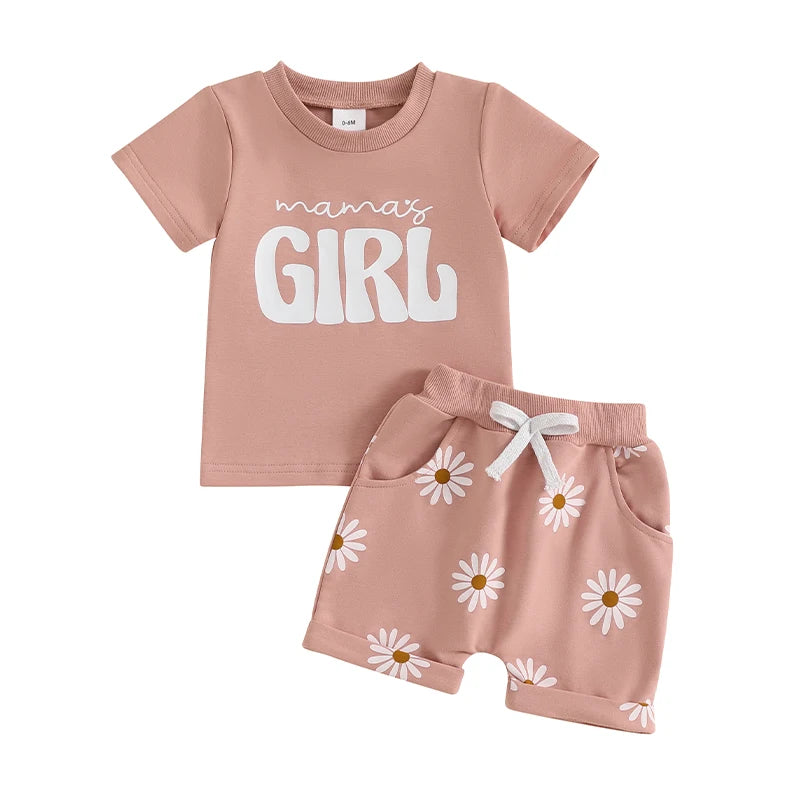 Mostre todo o amor da sua "Mama" pela sua menina com este conjunto adorável. A camiseta "Girl Mama's" é macia e confortável para abraçar a sua pequena. O shorts margarida traz um toque de alegria e estilo para seu look. Perfeito para dias divertidos com a família!