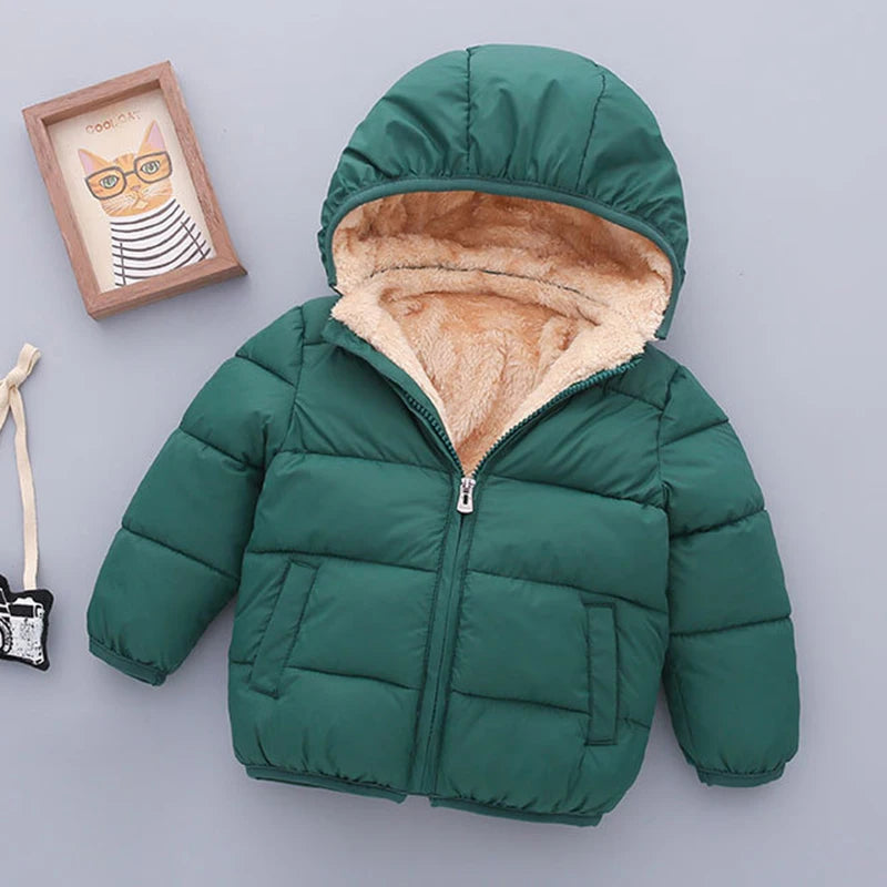 Casaco Infantil de Inverno com Capuz e Pelúcia, feito com carinho e qualidade para manter seu bebê quentinho neste inverno. O Casaco Infantil de Inverno com Capuz e Pelúcia é feito de materiais macios e quentes para garantir o máximo de conforto e proteção para seu pequeno. Com um lindo capuz e detalhes em pelúcia, seu bebê ficará ainda mais fofo e charmoso. Aproveite agora e mantenha seu bebê aconchegante com muito estilo!