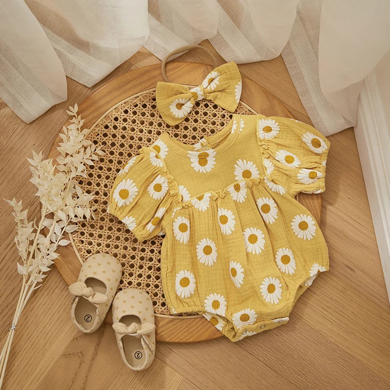 Macacão Bebê Menina - Estampa Margarida com Faixa de Cabelo, sua pequena estará pronta para arrasar! Além de ser lindo e confortável, ele traz uma faixa de cabelo com a mesma estampa, deixando o look ainda mais charmoso. Transforme sua bebê em uma verdadeira margarida com o nosso macacão!