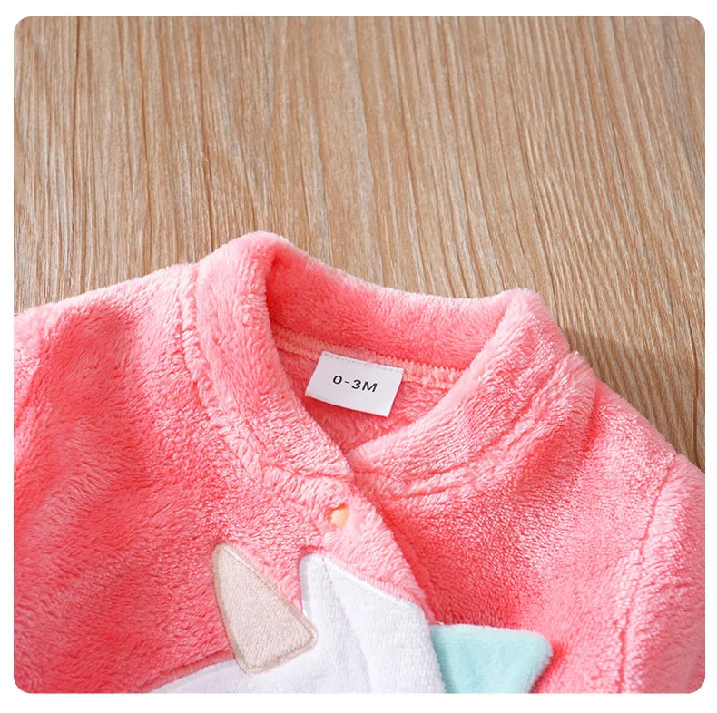 Macacão Bebê Recém-Nascido Flanelado – Unicórnio Bordado Rosa com Pézinho Fechado - Outono/Inverno