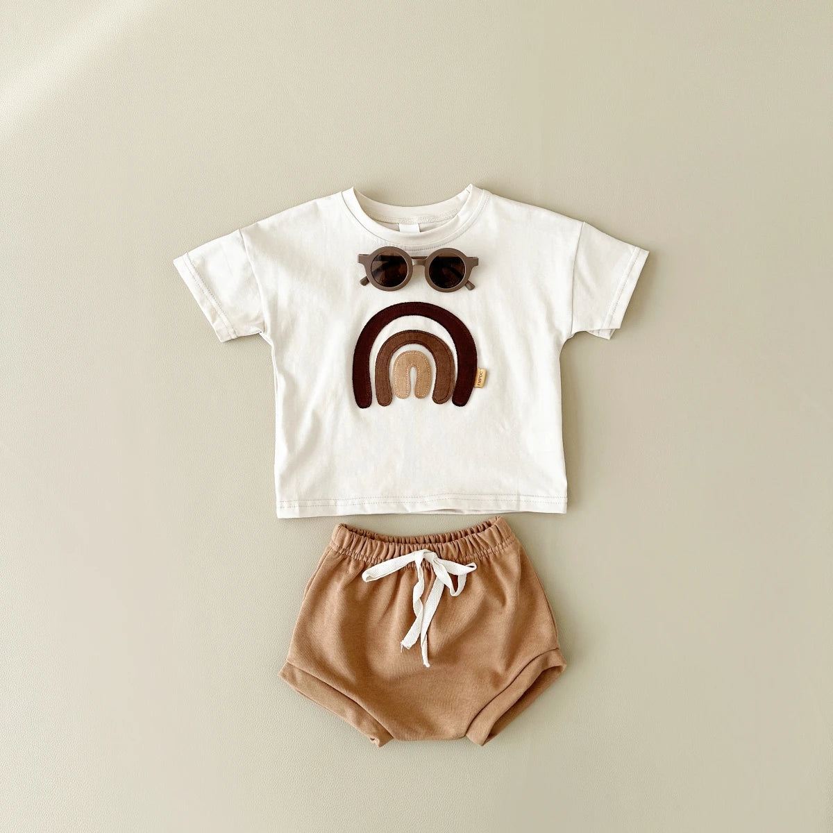 Conjunto Bebê Arco-Íris Verão: camiseta e shorts confortáveis e estilosos para crianças de 6 meses a 3 anos. Ideal para dias ensolarados.