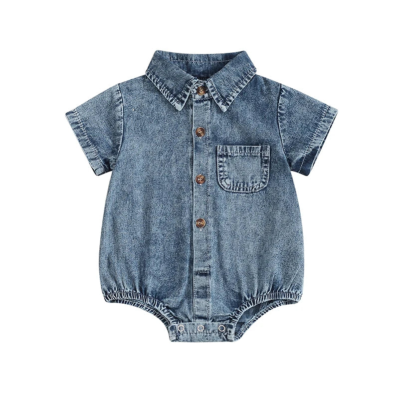 Macacão Bebê Unissex - Jeans de Manga Curta com Gola e Botões, deixe seu bebê super estiloso com nosso macacão de jeans unissex! Com mangas curtas, gola e botões, ele é prático e confortável para o dia a dia. Além disso, o tecido resistente garante maior durabilidade e o design moderno permite combinações incríveis. Não perca essa peça única!