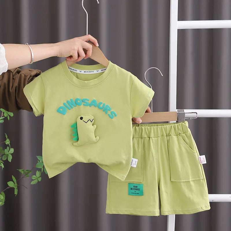 Conjunto Bebê Menino - Camiseta e Shorts Estampa Dinossauro (2 Peças). Um conjunto completo para o seu pequeno explorador! Inclui uma camiseta com estampa de dinossauro e um shorts confortável. Deixe seu bebê estiloso e pronto para aventuras com este conjunto incrível.