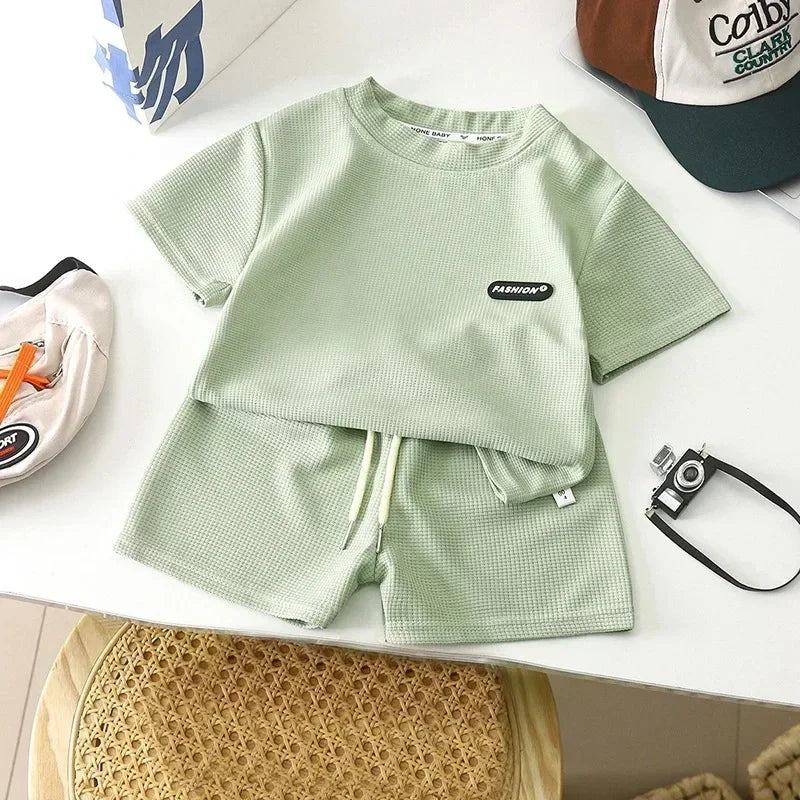 Conjunto infantil de verão em algodão. Camiseta e shorts confortáveis e estilosos para crianças. Ideal para dias quentes.