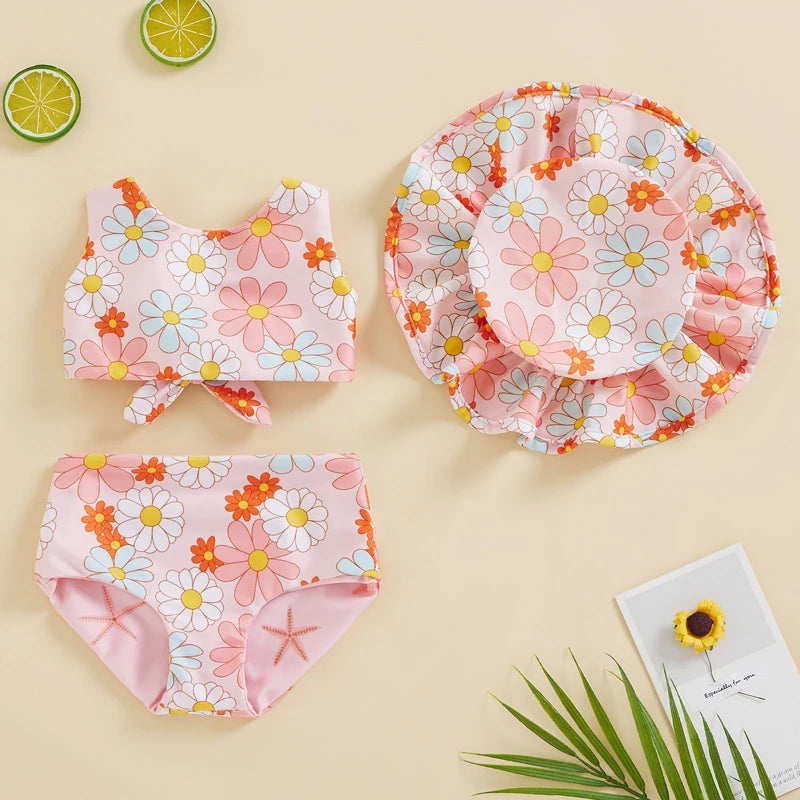 Conjunto de banho infantil floral com top, shorts e chapéu. Perfeito para o verão! Conforto e estilo para sua pequena.