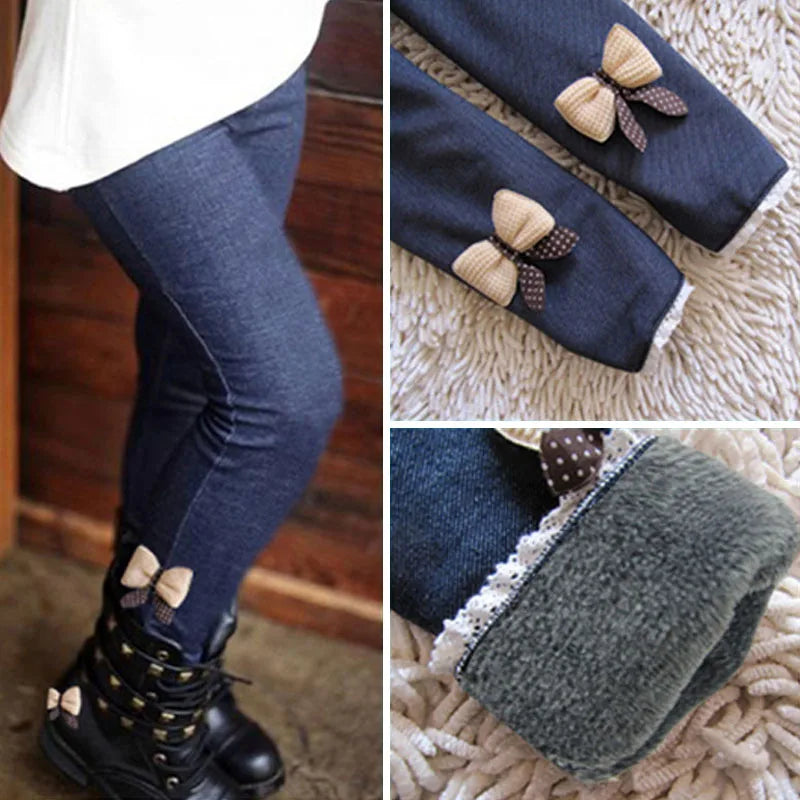 Conheça nossa nova calça legging infantil grossa para inverno - jeans com laço para meninas! Ideal para manter suas crianças quentinhas e estilosas nos dias frios. Feita com material de alta qualidade, essa calça oferece conforto e durabilidade sem deixar de lado o charme e a fofura. Garanta já a sua!