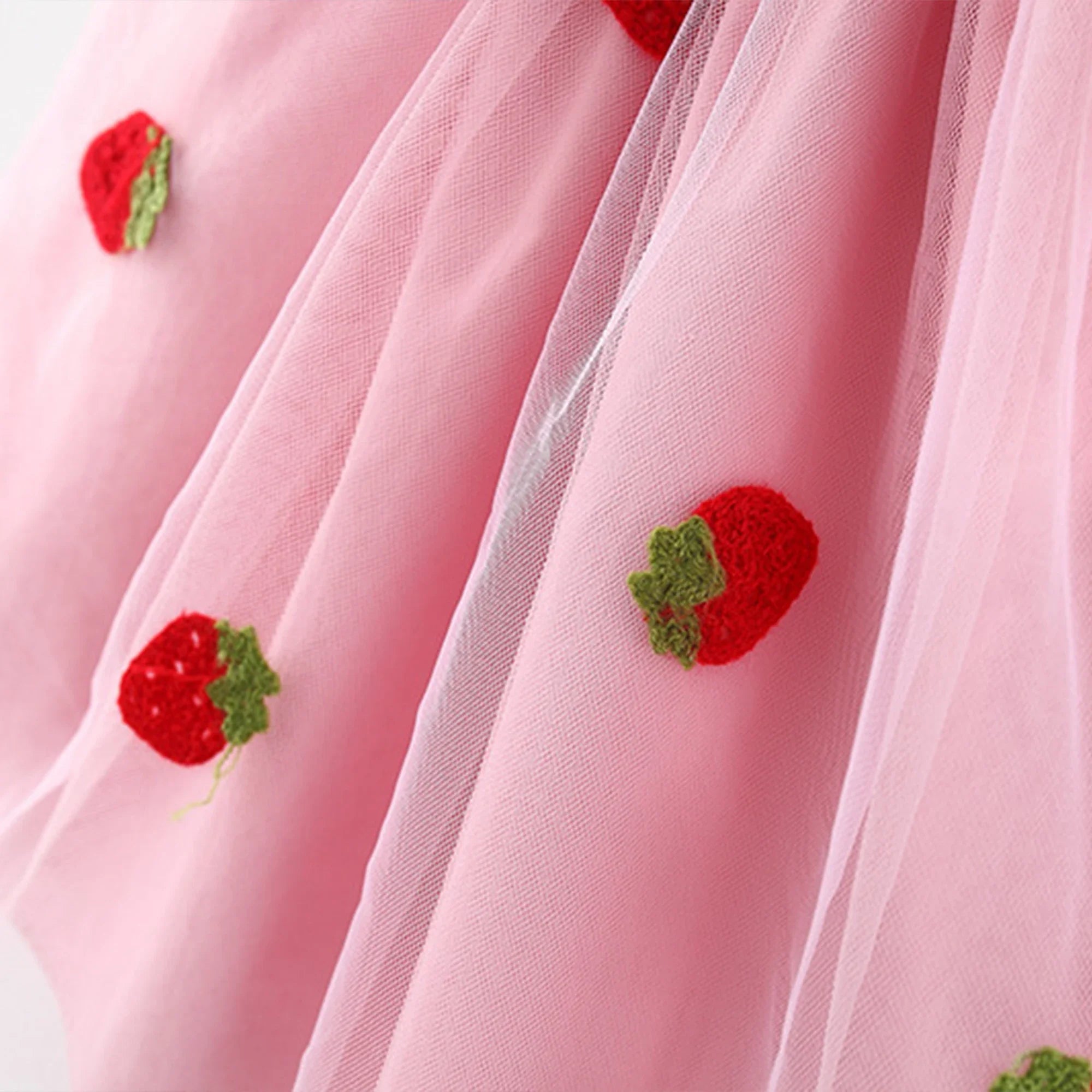 Vestido Infantil Bordado com Morangos e Mangas Voadores