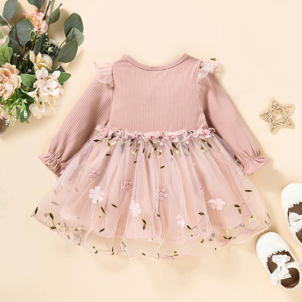 Vestido com saia de tule bordada
