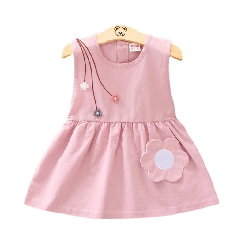 Vista sua pequena com estilo e conforto com nosso Vestido Infantil com Flor - Algodão Casual e Confortável. Feito com algodão macio, esse vestido possui um charmoso detalhe de flor e é perfeito para o dia a dia. Mostre todo o amor pela sua filha com esse vestido encantador!