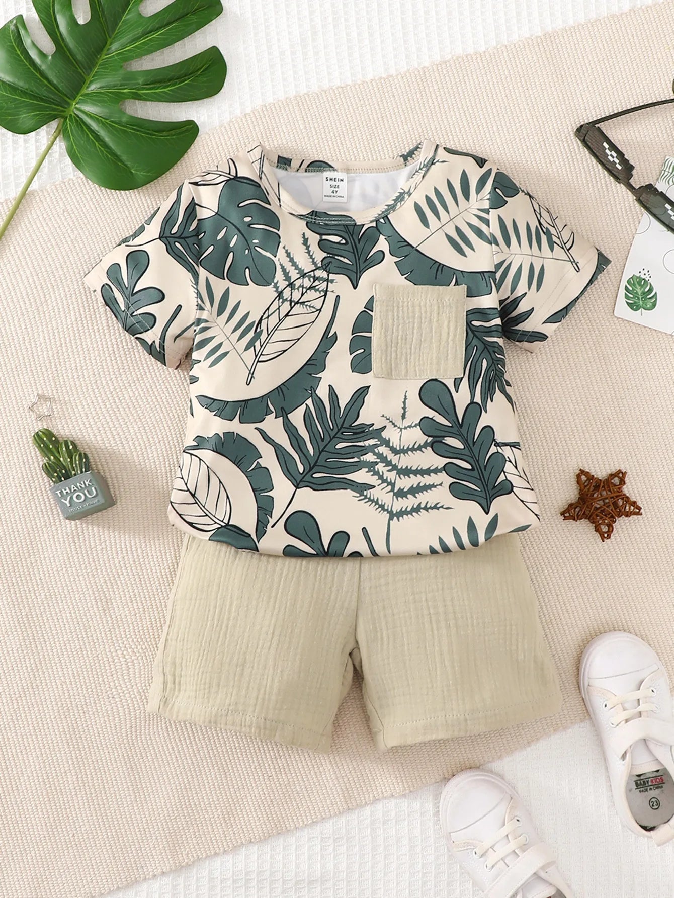 Conjunto Infantil Menino - Camiseta Folhas com Bolso e Shorts (2 Peças)