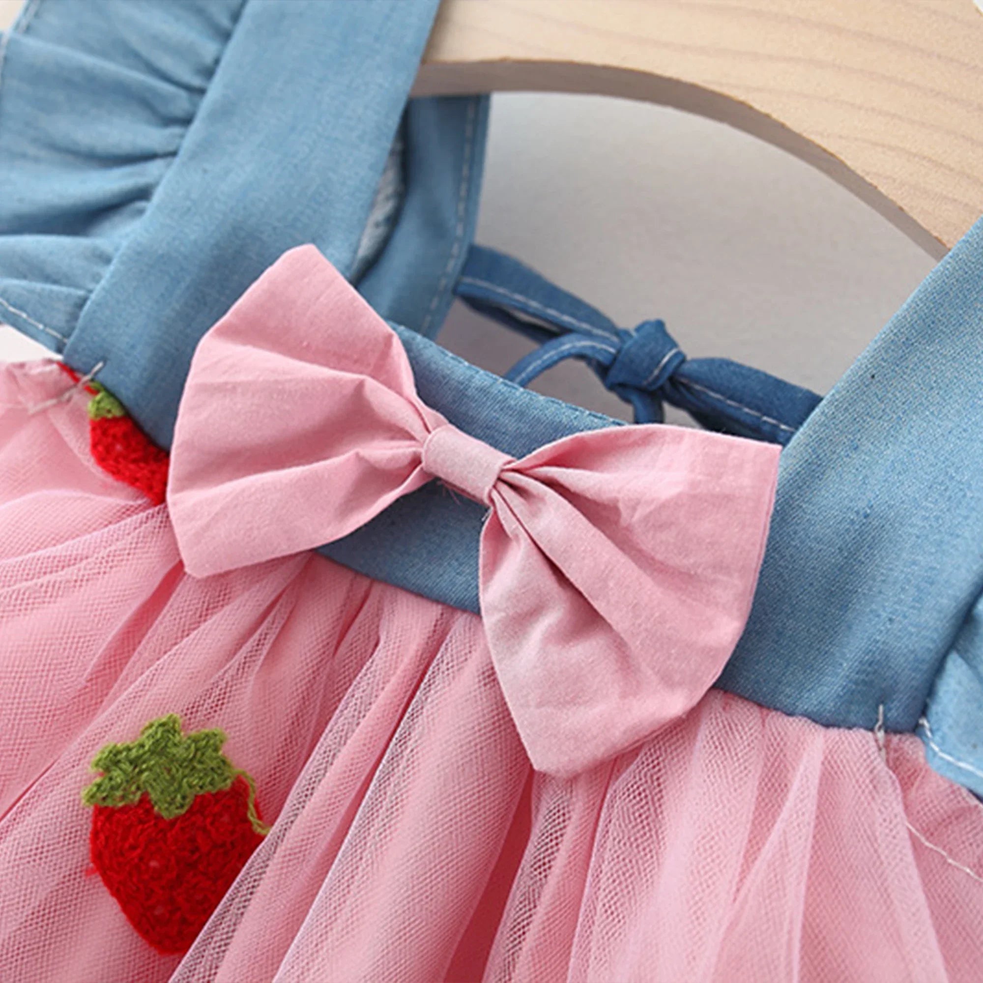 Vestido Infantil Bordado com Morangos e Mangas Voadores