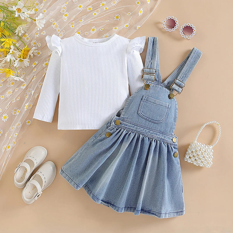 Jardineira jeans e blusa branca manga princesa