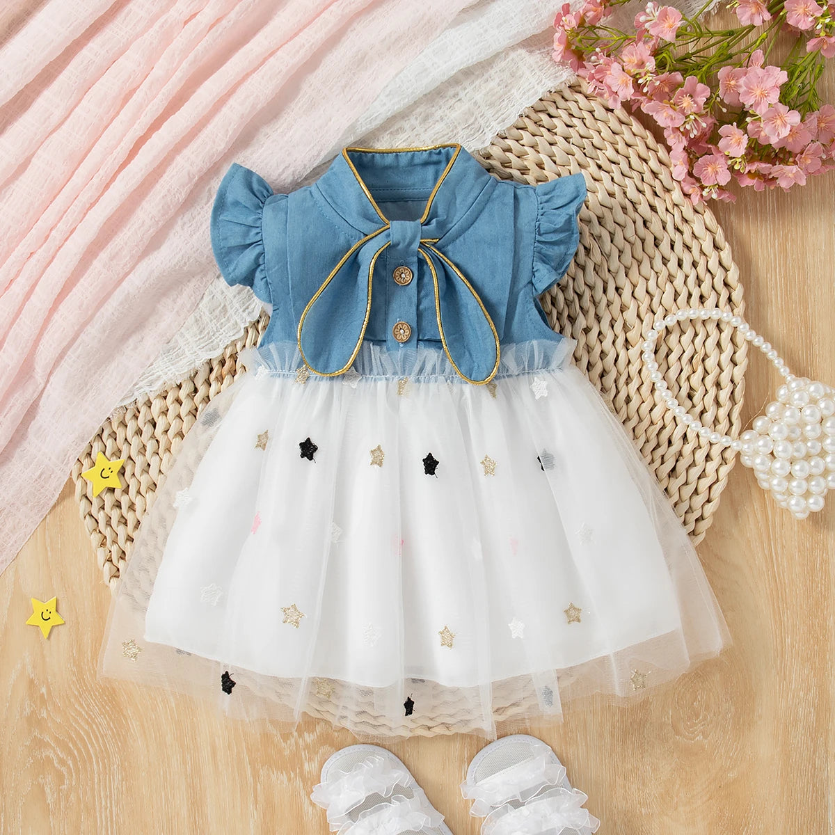 Vestido infantil é feito em jeans confortável e possui um laço delicado na cintura. Adorável e elegante, é perfeito para qualquer ocasião e pode ser combinado com várias outras peças. Além disso, o material de alta qualidade garante durabilidade e conforto para as crianças.
