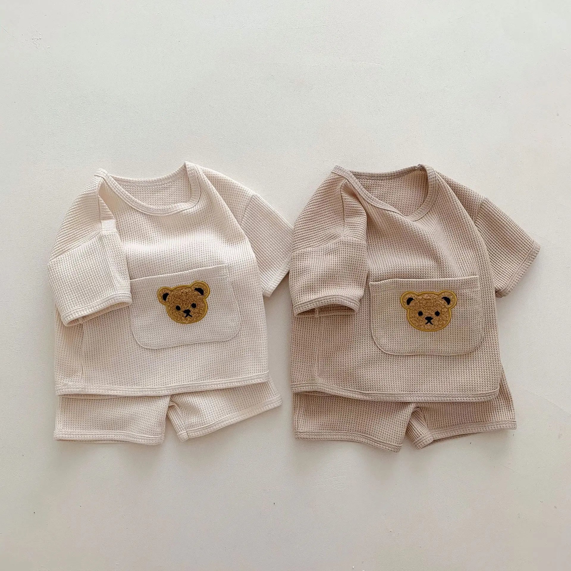 Conjunto Infantil Verão - Camiseta Waffle com Bolso e Shorts (2 Peças), desfrute o verão com estilo com nosso Conjunto Infantil Verão - Camiseta Waffle com Bolso e Shorts! Confeccionado com material de alta qualidade, este conjunto oferece conforto e elegância para seu pequeno. O detalhe do bolso na camiseta adiciona um toque de sofisticação, enquanto o tecido waffle mantém seu filho fresco e confortável. Aproveite nossas 2 peças para criar vários looks descolados.