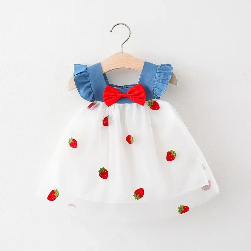 Vestido Infantil Bordado com Morangos e Mangas Voadores