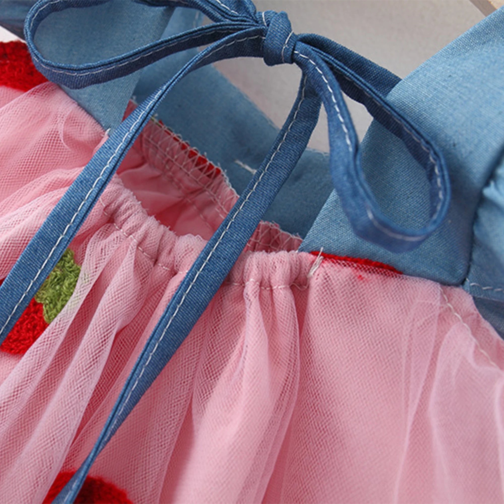 Vestido Infantil Bordado com Morangos e Mangas Voadores