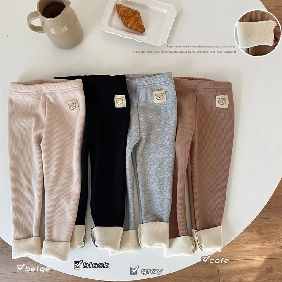 Calça Legging Infantil Quente para Outono e Inverno - Unissex - Deixe seu pequeno(a) quentinho(a) e confortável neste outono e inverno com a Calça Legging Infantil Unissex! Feita com material quente, ela é perfeita para proteger do frio e garantir liberdade de movimento. Ideal para todas as atividades!
