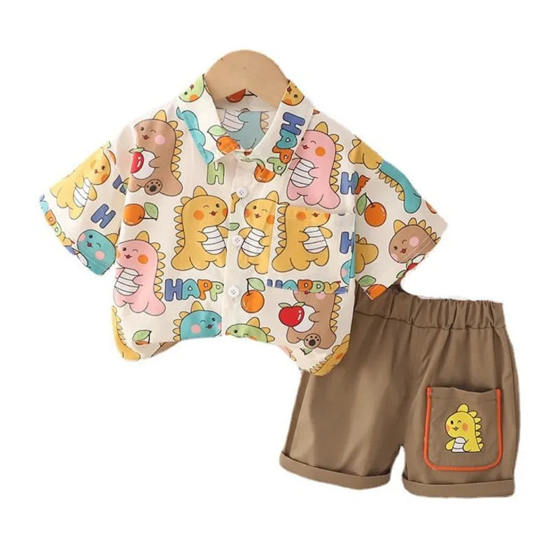 Consiga um look divertido para o seu bebê com o Conjunto Infantil Verão - Camisa Estampada Bebês Dinossauros e Shorts Casuais! A camisa possui uma estampa de dinossauros super fofos e o shorts é casual e confortável. Perfeito para os dias quentes de verão, garantindo um visual alegre e descontraído para o seu pequeno(a).
