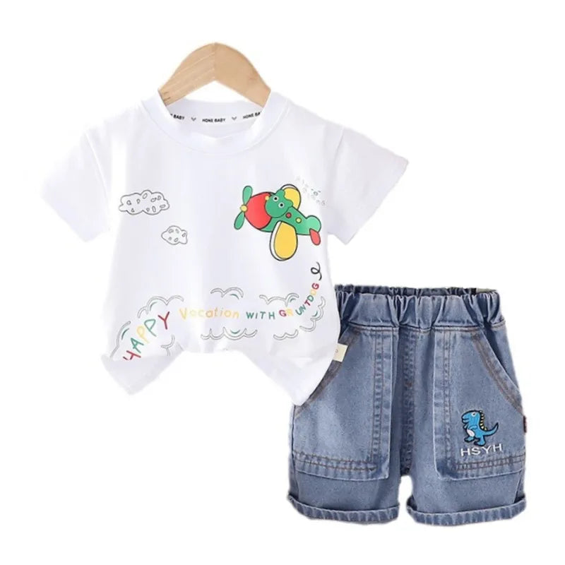 Conjunto Infantil Avião - Camiseta e Shorts Casuais (2 Peças), este conjunto infantil é perfeito para crianças que adoram aviões! A camiseta possui estampa de avião e o shorts casuais é confortável e estiloso. Ideal para passeios em família ou atividades ao ar livre. Feito com material de qualidade para garantir o conforto e diversão das crianças.