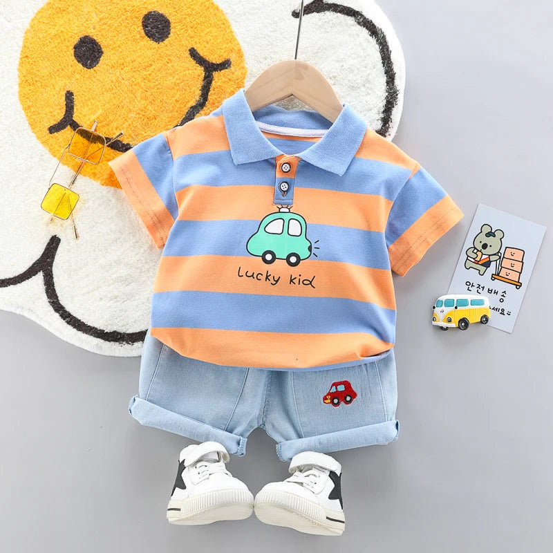 Conjunto Infantil - Polo Carrinho e Shorts Jeans - 2 Peças, este conjunto infantil é perfeito para deixar seu filho ou filha confortável e estiloso! A polo com estampa de carrinho vai encantar os pequenos, enquanto o shorts jeans é versátil e prático para qualquer ocasião. Adquira agora e deixe seu pequeno ainda mais fofo e moderno!