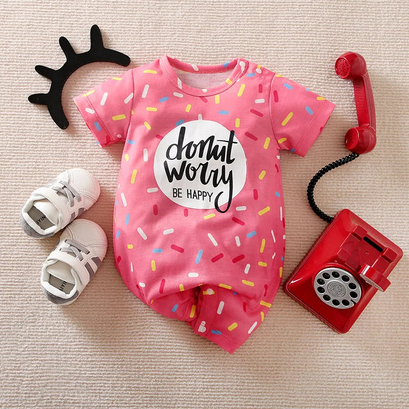 Conjunto Bebê Recém-Nascido - Macacão Rosa Estampa Donut, vista seu bebê com charme e conforto com o conjunto de recém-nascido em macacão rosa com estampa de donut. Feito com materiais de alta qualidade para garantir o bem-estar do seu pequeno, esse conjunto não apenas mantém o bebê quentinho, mas também o deixa ainda mais fofo.