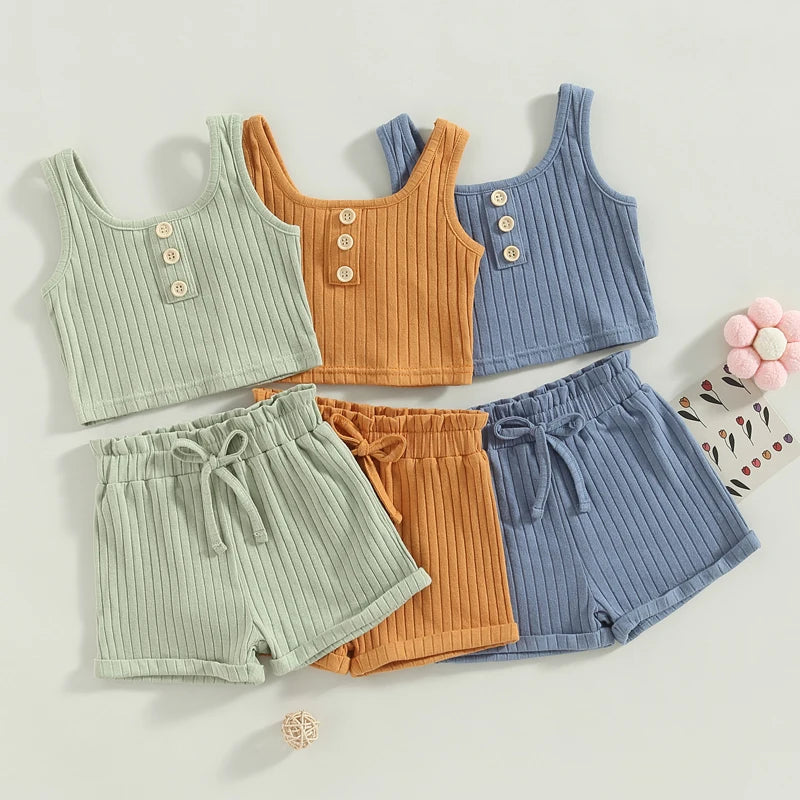 Conjunto infantil feminino para o verão com colete e shorts canelados. Conforto e estilo para as pequenas. Confira!
