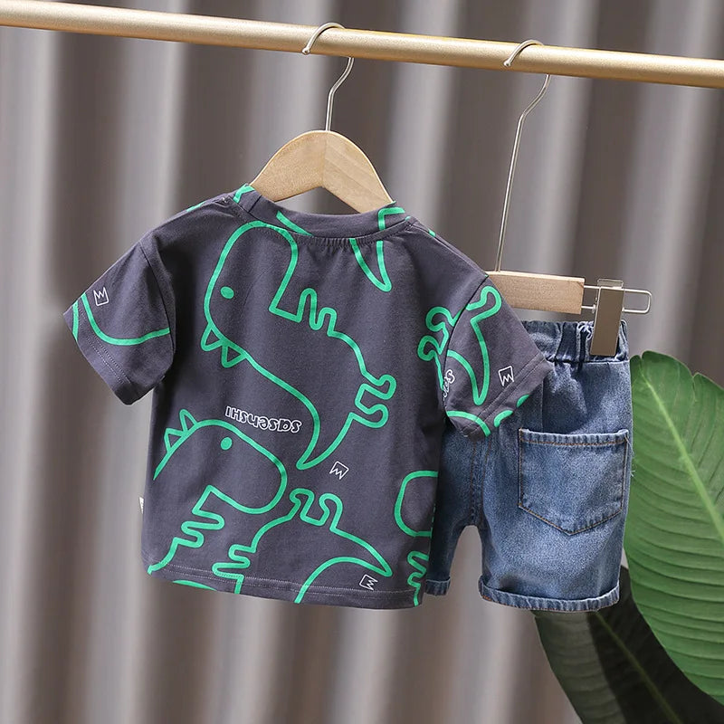 Conjunto Infantil Verão - Camiseta e Shorts Estampa Dinossauro (2 Peças), este conjunto infantil de verão é perfeito para os pequenos que adoram dinossauros! Composto por camiseta e shorts estampados, o conjunto oferece conforto e estilo para as crianças se divertirem no calor. Além disso, as estampas dinossauros vão estimular a imaginação e criatividade dos pequenos.