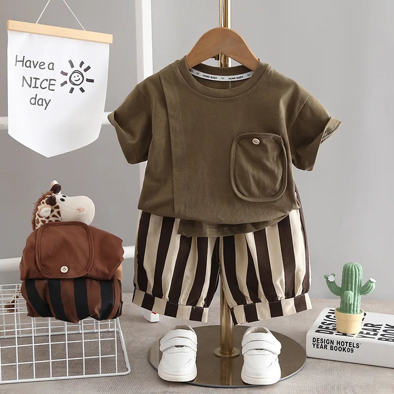 Conjunto Infantil Verão - Camiseta de Algodão e Shorts Listrado (2 Peças) é ideal para as atividades de verão, esse conjunto infantil é composto por uma camiseta de algodão macio e um shorts listrado super confortável. Com design moderno e cores vibrantes, seu filho(a) irá se sentir confortável e estiloso(a) para se divertir durante todo o dia!