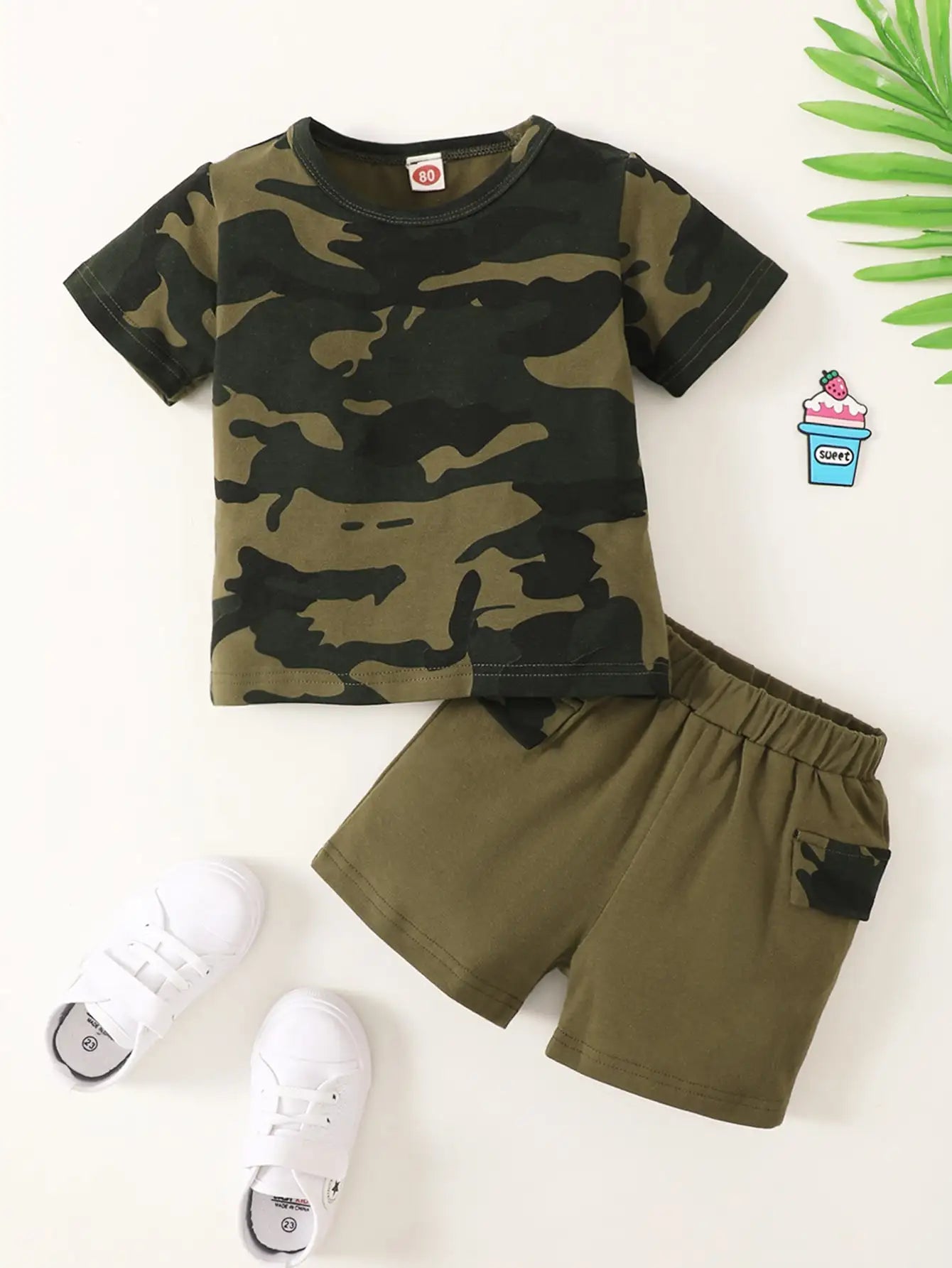 Conjunto camuflado infantil com camiseta e shorts. Estilo e conforto para o verão. Ideal para aventuras e brincadeiras.