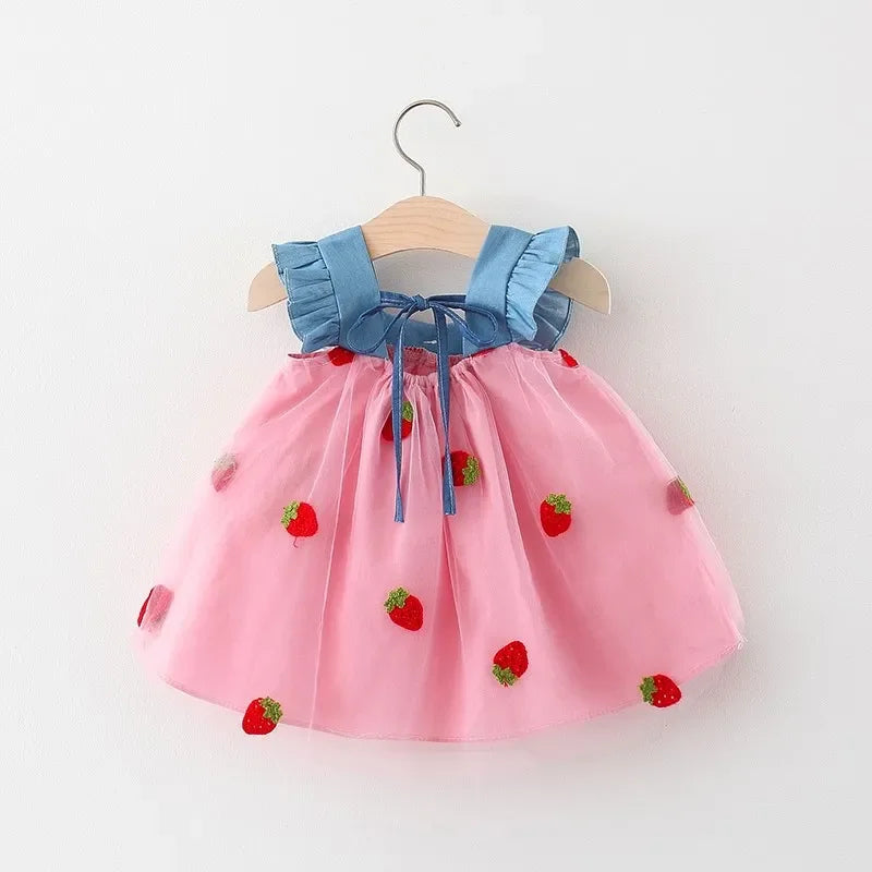 Vestido Infantil Bordado com Morangos e Mangas Voadores