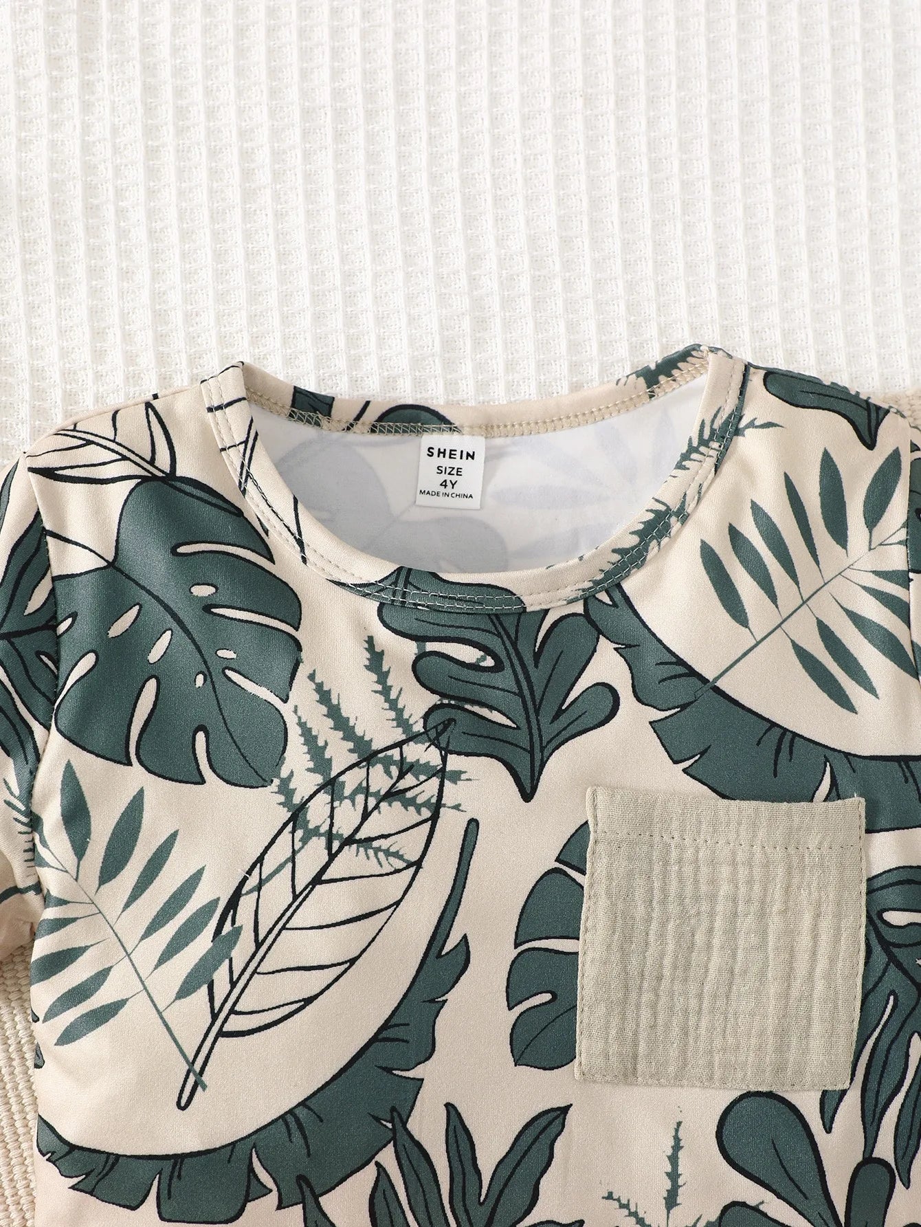 Conjunto Infantil Menino - Camiseta Folhas com Bolso e Shorts (2 Peças)