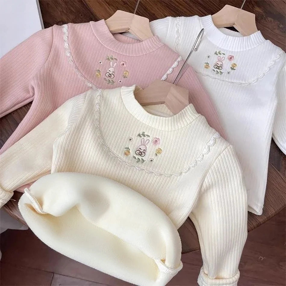 A Blusa Infantil de Manga Longa em Veludo é a escolha perfeita para manter os pequenos quentinhos e estilosos! Feita em um macio tecido de veludo, com gola alta e um divertido bordado de personagem, essa blusa garante conforto e diversão para as crianças. Prepare-se para receber muitos elogios com essa peça única e encantadora!