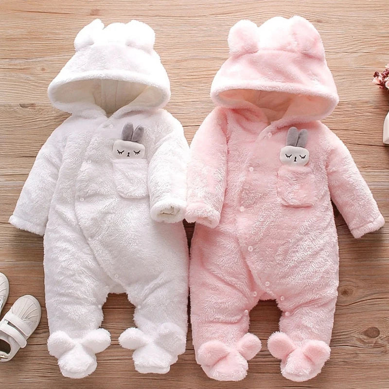 Este macacão bebê é perfeito para o outono/inverno! Feito com pelúcia macia e quentinha, possui estampas fofas de cachorro ou coelho. Ideal para bebês de 0 a 2 anos, mantém seu pequeno(a) aquecido(a) e confortável durante todo o dia. Uma roupinha irresistível para momentos aconchegantes com seu bebê!