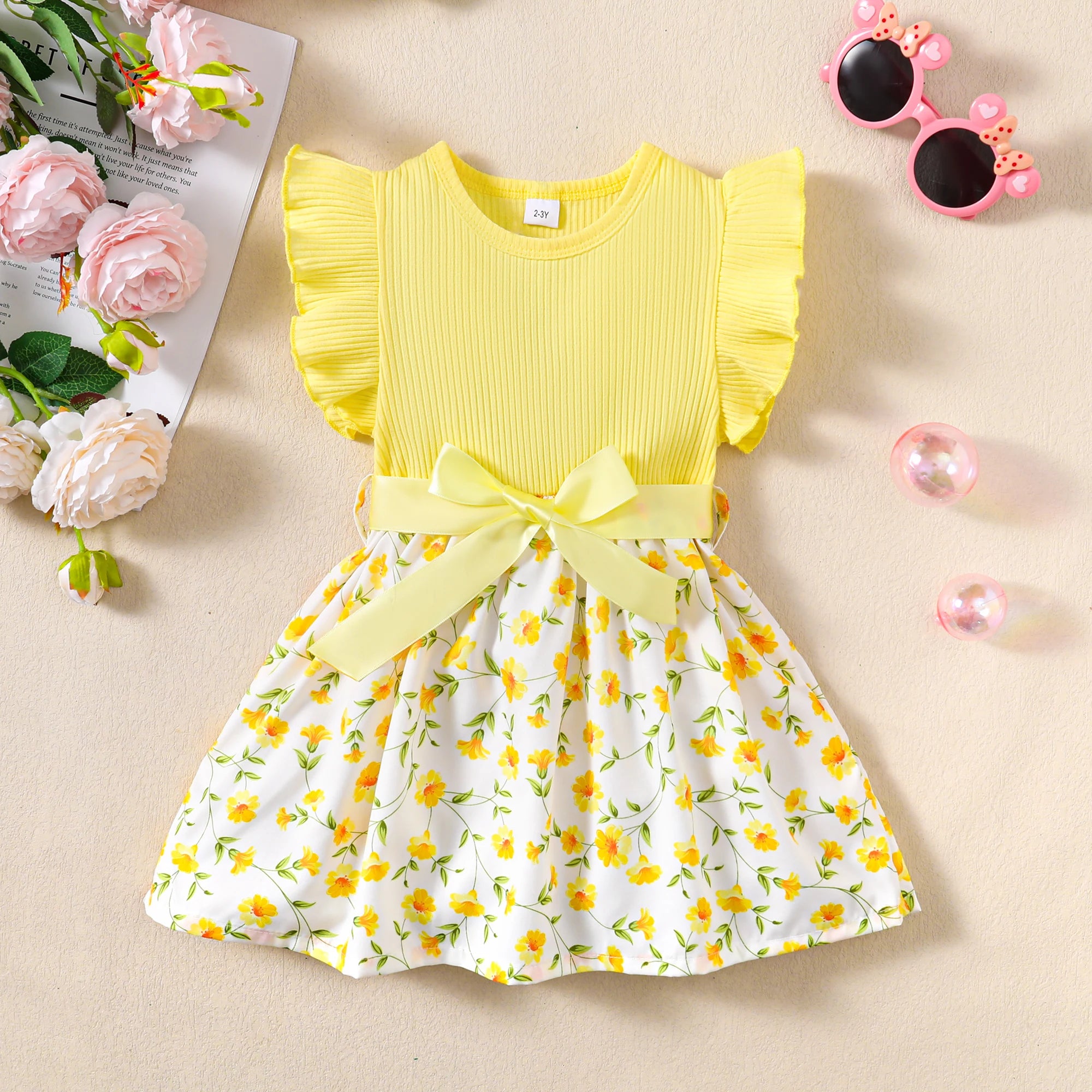 Vestido de princesa floral amarelo para bebê, ideal para o verão. Confortável e encantador, perfeito para ocasiões especiais.