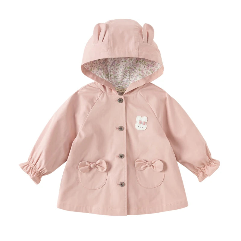 Trench Coat Infantil - Casaco com Capuz e Botões para Meia-Estação, desfrute do inverno com estilo com esse Trench Coat Infantil! Com capuz e botões para proteção e conforto, ideal para meia-estação. Feito com materiais de qualidade para durabilidade e fácil limpeza. Deixe sua filha aquecidoa e elegante com esse casaco incrível!