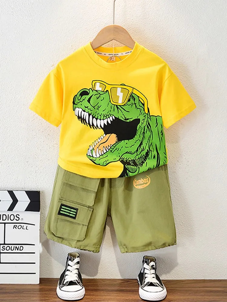 Este conjunto de bebê para menino é perfeito para deixá-lo confortável e estiloso ao mesmo tempo! Composto por uma camiseta de algodão com uma estampa de dinossauro divertida e um shorts, ele proporciona um look descontraído para o seu pequeno. Ideal para passeios e brincadeiras no dia a dia!