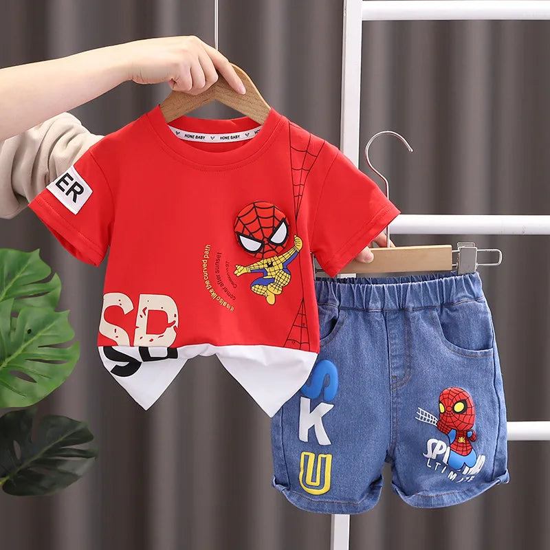Conjunto Homem Aranha. Seu pequeno vai se sentir um verdadeiro super-herói. O conjunto inclui uma camiseta e uma bermuda inspiradas no icônico herói da Marvel. Confortável e estiloso, é perfeito para brincar em qualquer ocasião.Deixe seu filho se sentir como um verdadeiro super-herói!