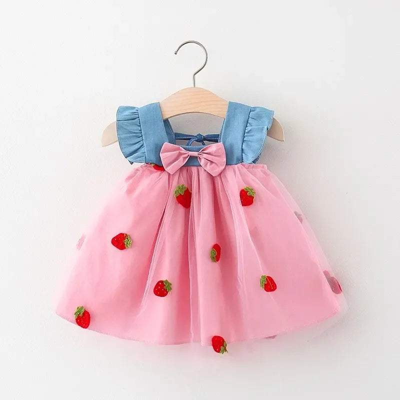 Vestido Infantil Bordado com Morangos e Mangas Voadores