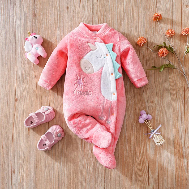 Este Macacão Bebê Recém-Nascido é perfeito para manter seu bebê aquecido e confortável durante o outono/inverno. Feito em flanela macia e flanelado, possui um lindo bordado de unicórnio rosa que traz um toque encantador. Com pézinho fechado, garante que os pezinhos delicados de seu bebê estejam sempre protegidos.