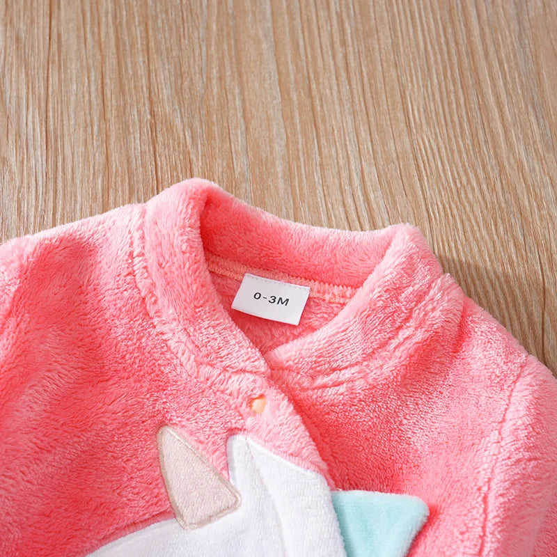 Macacão Bebê Recém-Nascido Flanelado – Unicórnio Bordado Rosa com Pézinho Fechado - Outono/Inverno