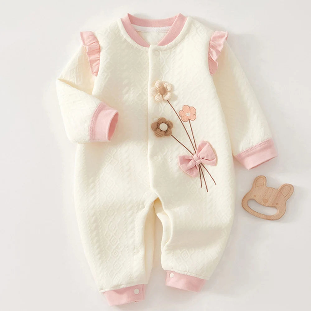 Macacão de Algodão para Bebê Menina, este macacão de algodão é perfeito para manter sua bebê menina quentinha e confortável durante o outono e inverno. Feito com material macio e aconchegante, este macacão é ideal para os dias mais frios. Deixe sua bebê ainda mais fofa e protegida com esta roupa essencial!