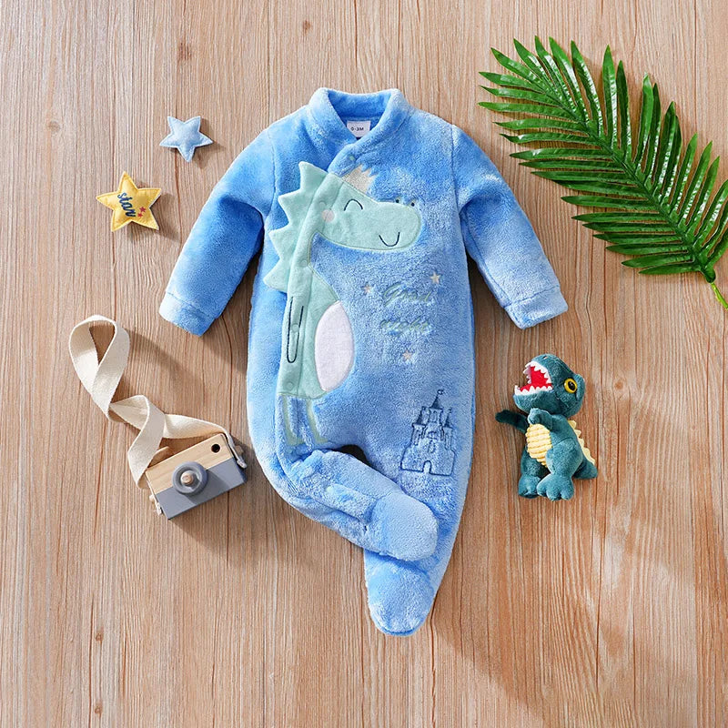 Este macacão flanelado para bebê recém-nascido é perfeito para o outono e inverno, proporcionando conforto e aquecimento para o seu bebê. O delicado bordado de dinossauro e o pézinho fechado garantem um visual fofo e charmoso. Uma ótima opção para manter o bebê sempre quentinho e estiloso!