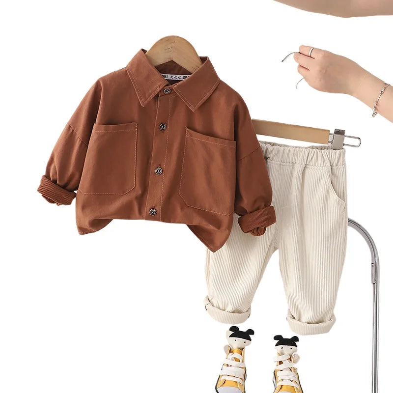 Estilo e conforto para o seu pequeno! Este conjunto infantil masculino combina uma blusa lisa de manga longa com uma calça de veludo cotelê, garantindo versatilidade para diversas ocasiões. O tecido macio protege a pele sensível do seu filho enquanto o design moderno mantém ele na moda. Perfeito para dias mais frescos, este conjunto resistente acompanha as brincadeiras e aventuras do dia a dia com elegância e praticidade.